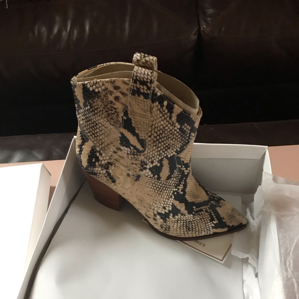 Unworn Gibson Latimer Gia snakeskin booties size 6